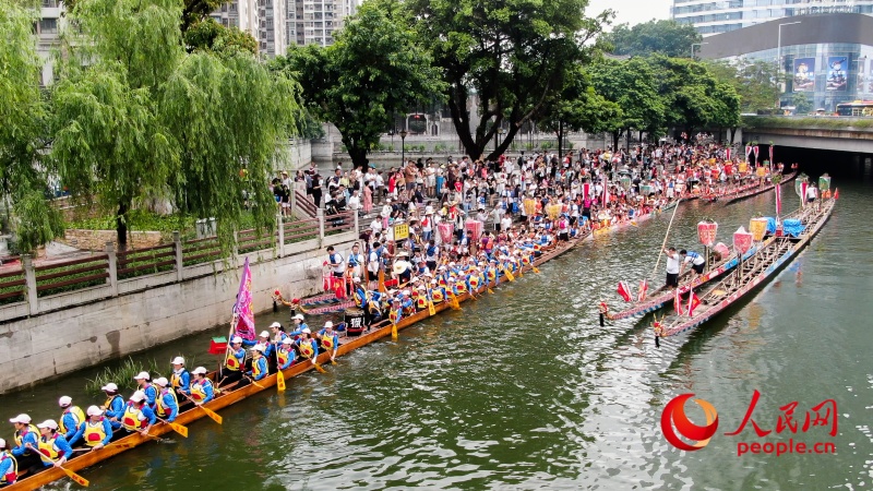广州猎德村龙船采青现场气氛热烈。人民网 韩宇轩摄