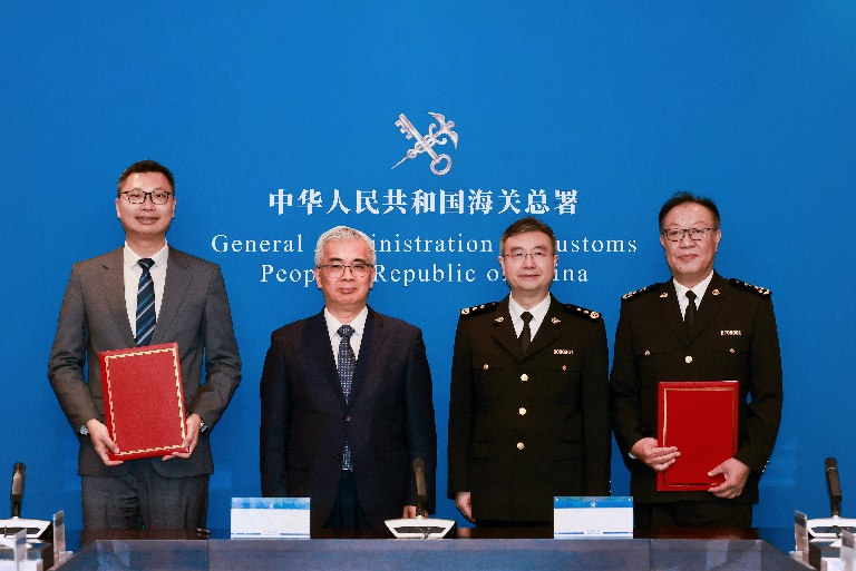 图为澳门市政署与拱北海关及合作区执委会签署合作协议。澳门特区市政署供图