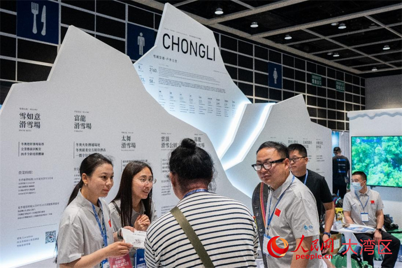崇礼工作人员介绍冰雪运动。实习生 韩宇轩摄