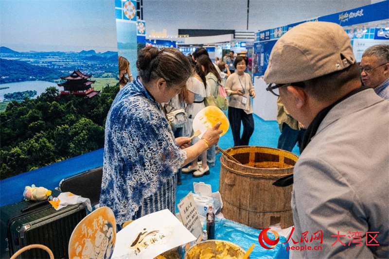 观众体验浙江非遗过江布。实习生 韩宇轩摄