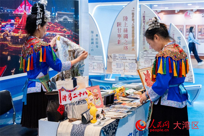 工作人员展示湘西民族服饰和工艺品。实习生 韩宇轩摄