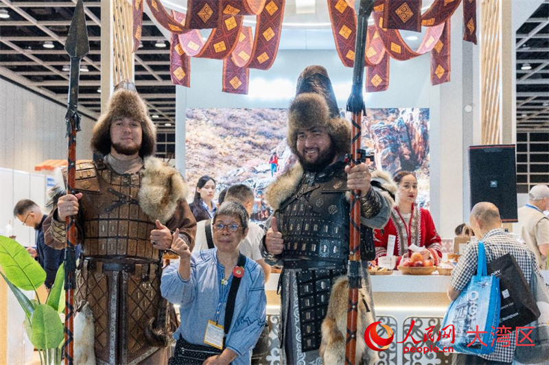 哈萨克斯坦工作人员身着传统服饰与观众互动。实习生 韩宇轩摄