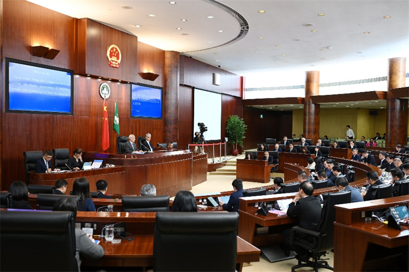 图为岑浩辉列席立法会全体会议，回顾特区政府上半年施政，介绍下半年工作重点，并就经济社会民生事务等议题回应议员提问。 澳门特区政府新闻局供图