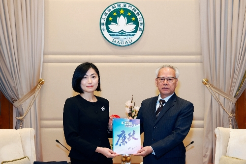 图为廉政专员向岑浩辉提交《2025澳门廉政公署工作报告》。澳门特区廉政公署供图