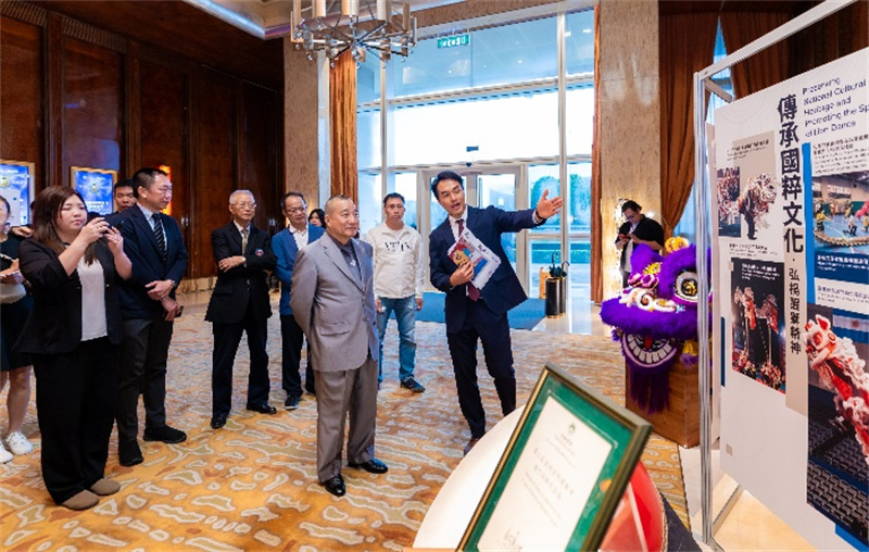 图为签约现场的专题展览呈现狮艺传承历程与成果。主办方供图