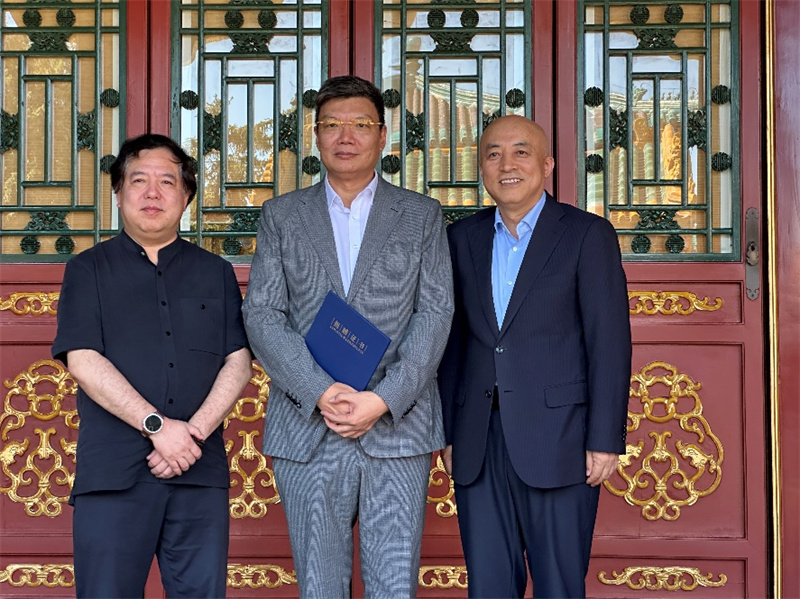 图为澳门学者赵强（中）向故宫博物院捐赠55件外销瓷器。故宫博物院供图