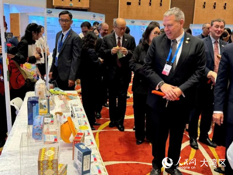 图为与会代表参与会议配套举办的文化和旅游展示体验活动。人民网记者 富子梅摄