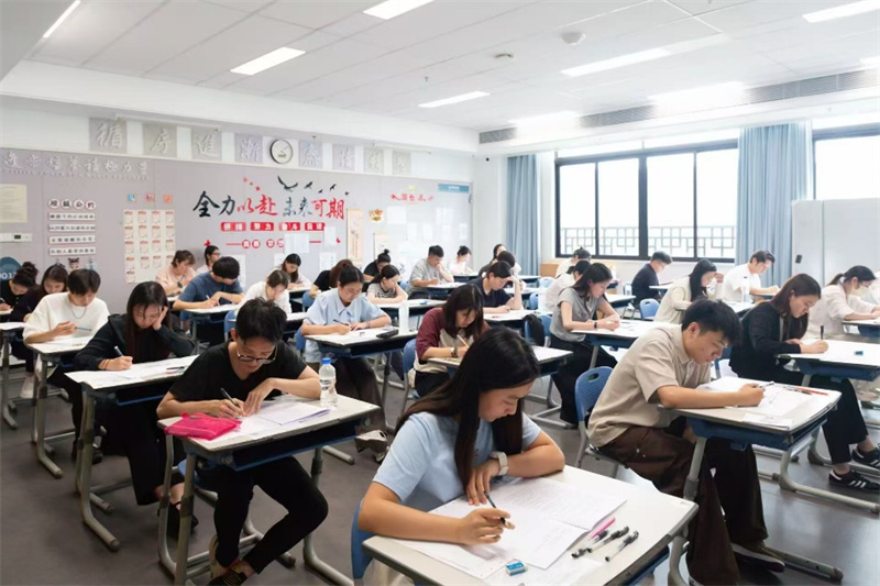 图为参加笔试的考生从容应考。横琴粤澳深度合作区行政法务局供图
