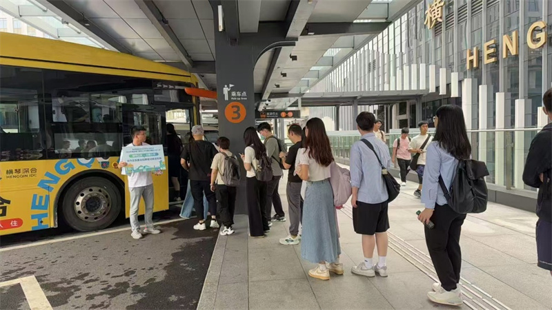 图为在横琴口岸开设的往返考点免费专线巴士，为考生提供交通便利。横琴粤澳深度合作区行政法务局供图
