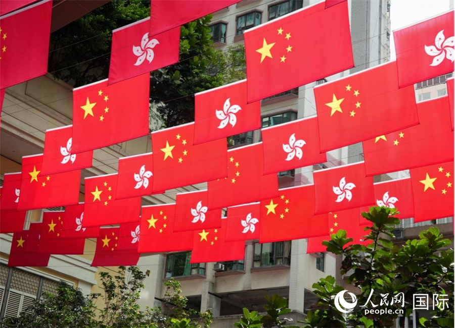 香港湾仔利东街五星红旗和紫荆花区旗飘扬。实习生 向芷菡摄