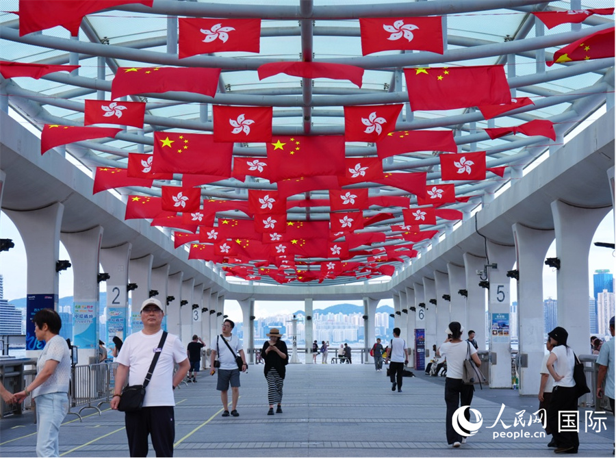 五星红旗和紫荆花区旗在中环码头迎风招展。实习生 陈一豪摄