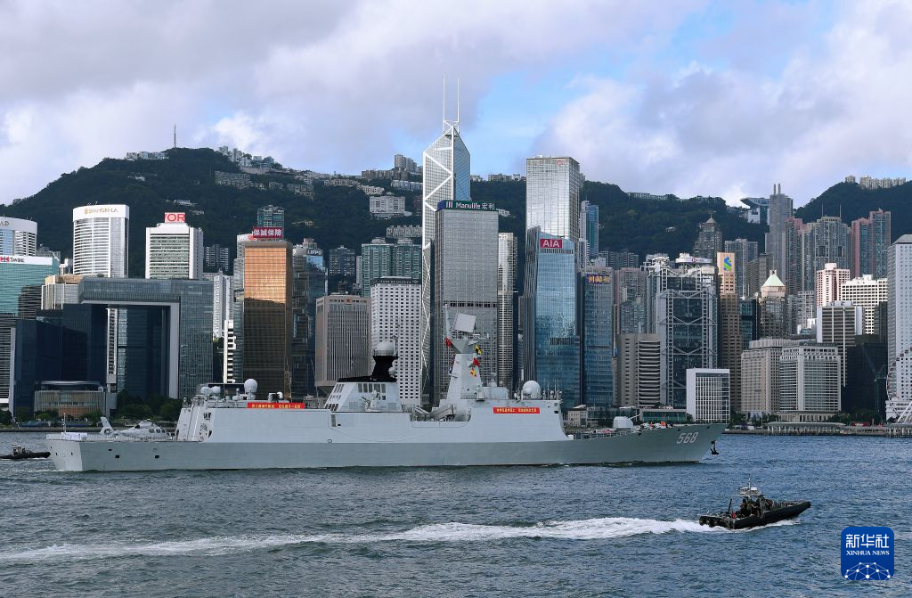 7月2日，中国海军衡阳舰经过香港维多利亚港。