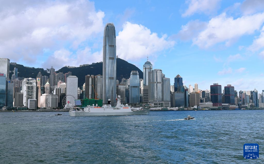 7月2日，中国海军衡阳舰经过香港维多利亚港。