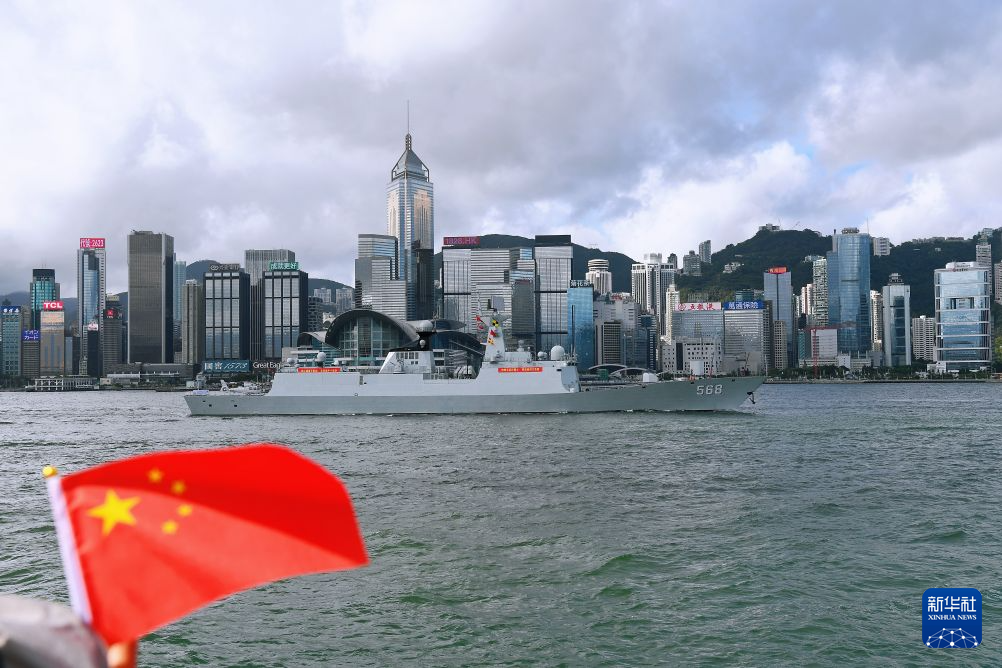 7月2日，中国海军衡阳舰经过香港维多利亚港。