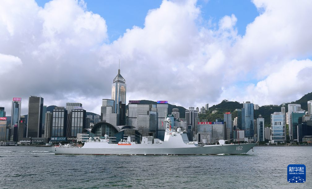 　7月2日，中国海军南宁舰经过香港维多利亚港。