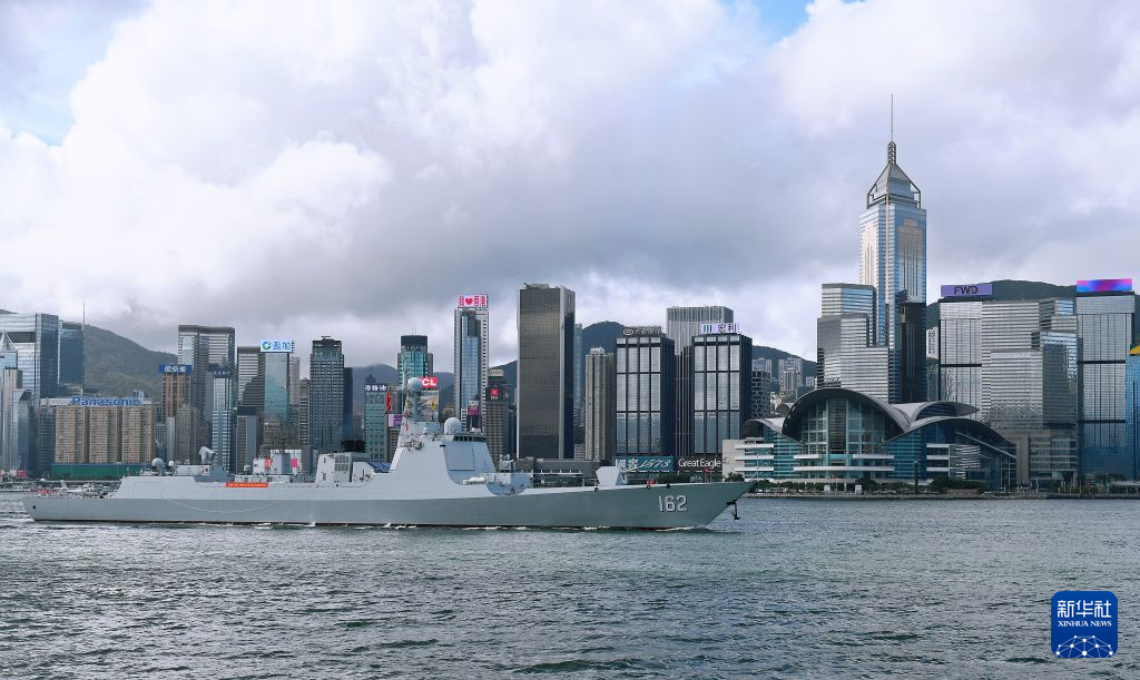7月2日，中国海军南宁舰经过香港维多利亚港。