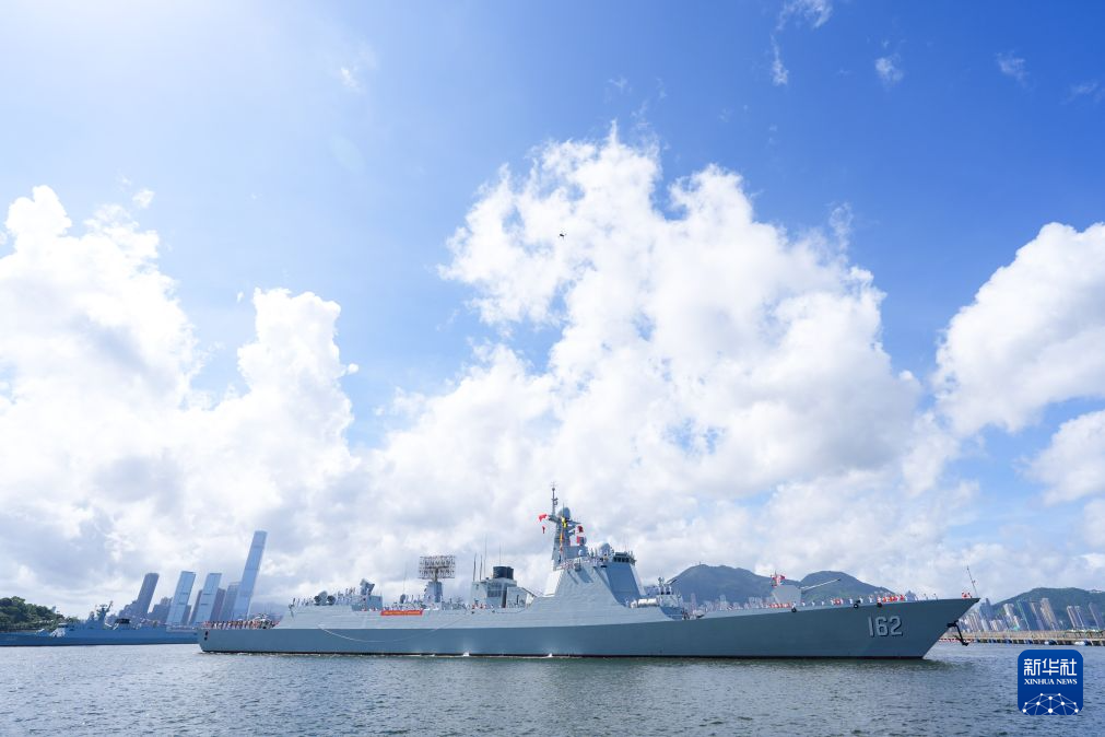 7月2日，中国海军南宁舰驶入香港昂船洲军营。