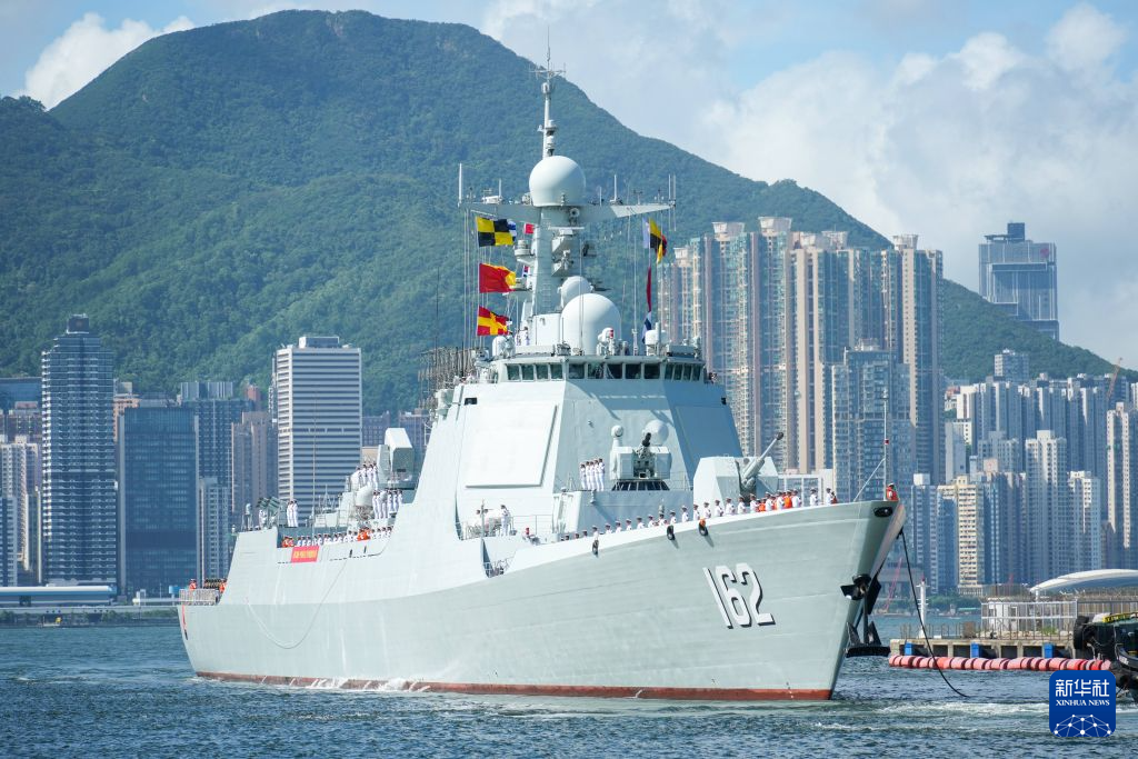 7月2日，中国海军南宁舰驶入香港昂船洲军营。