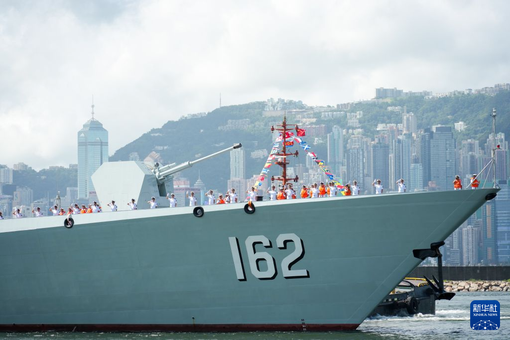 7月2日，中国海军南宁舰驶入香港昂船洲军营。