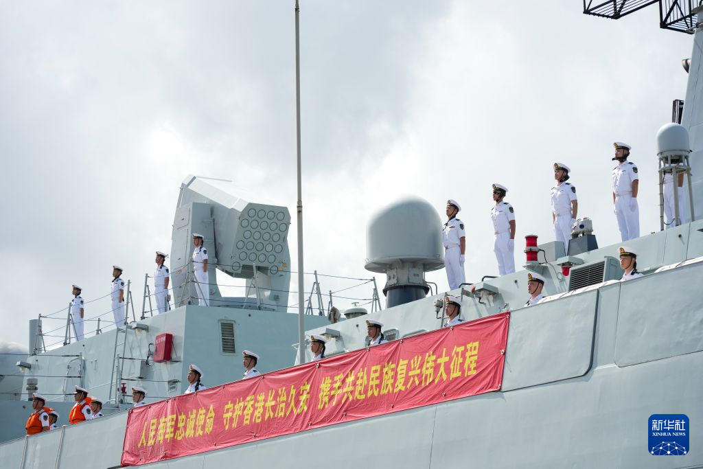 7月2日，中国海军南宁舰驶入香港昂船洲军营。