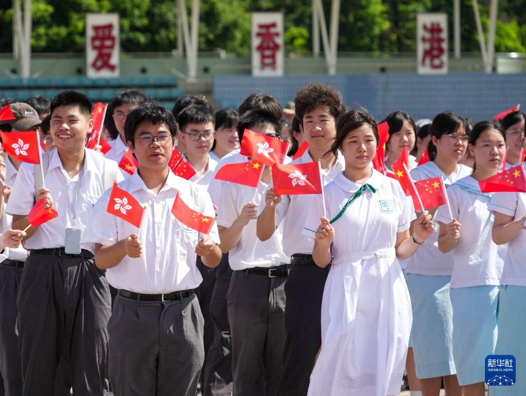 　　7月2日，学生在香港昂船洲军营欢迎海军南宁舰编队抵达。