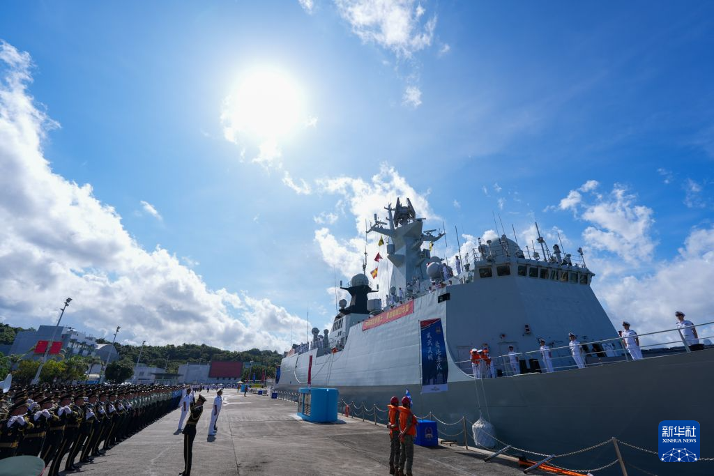 7月2日，中国海军衡阳舰驶入香港昂船洲军营，受到岸上官兵欢迎。