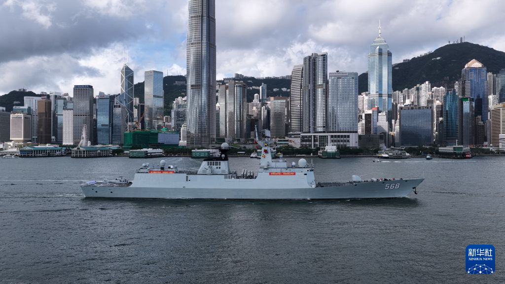 7月2日，中国海军舰艇编队抵达香港。这是驶入维多利亚港的衡阳舰（无人机照片）。