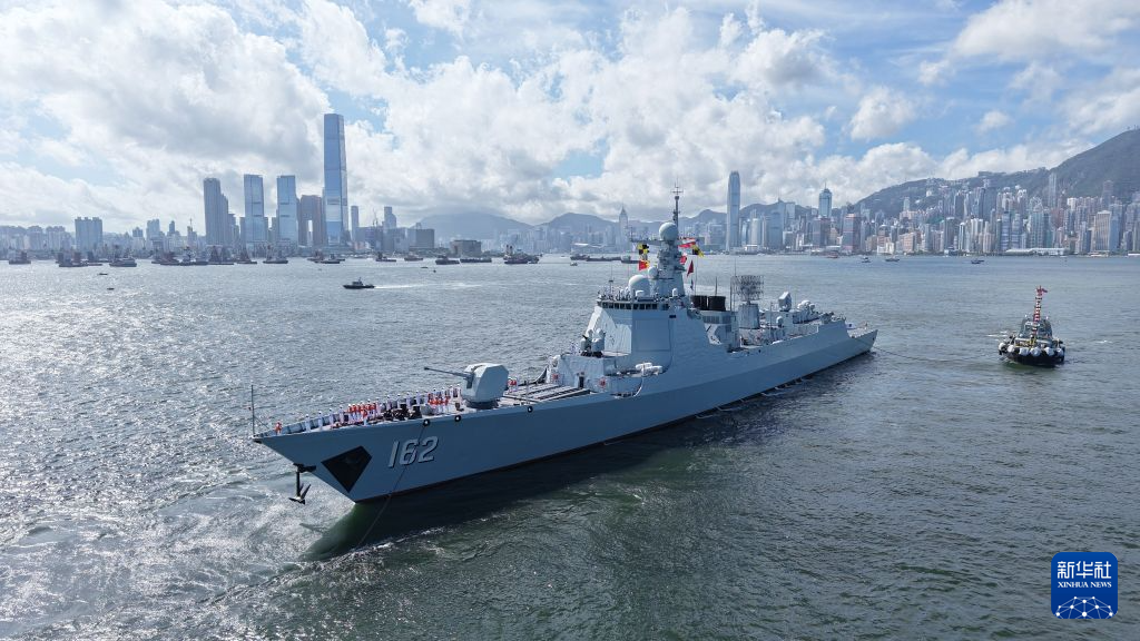 7月2日，中国海军舰艇编队抵达香港。这是驶入昂船洲军营码头的南宁舰（无人机照片）。