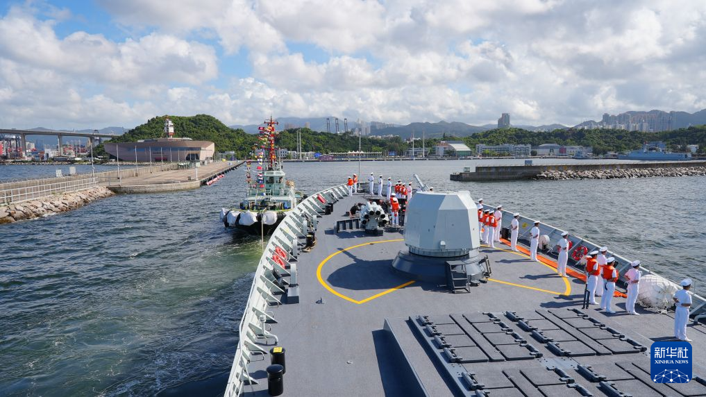 　7月2日，中国海军舰艇编队抵达香港。这是衡阳舰驶入昂船洲军营码头。