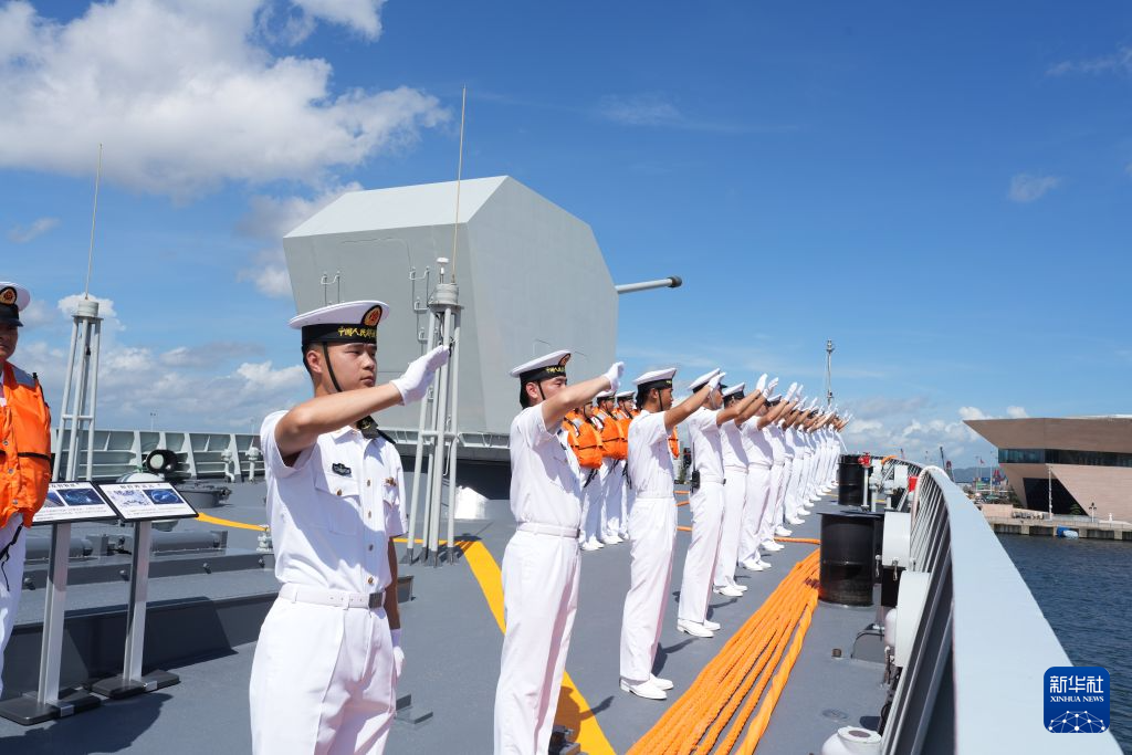 7月2日，中国海军舰艇编队抵达香港。这是南宁舰官兵分区列队。