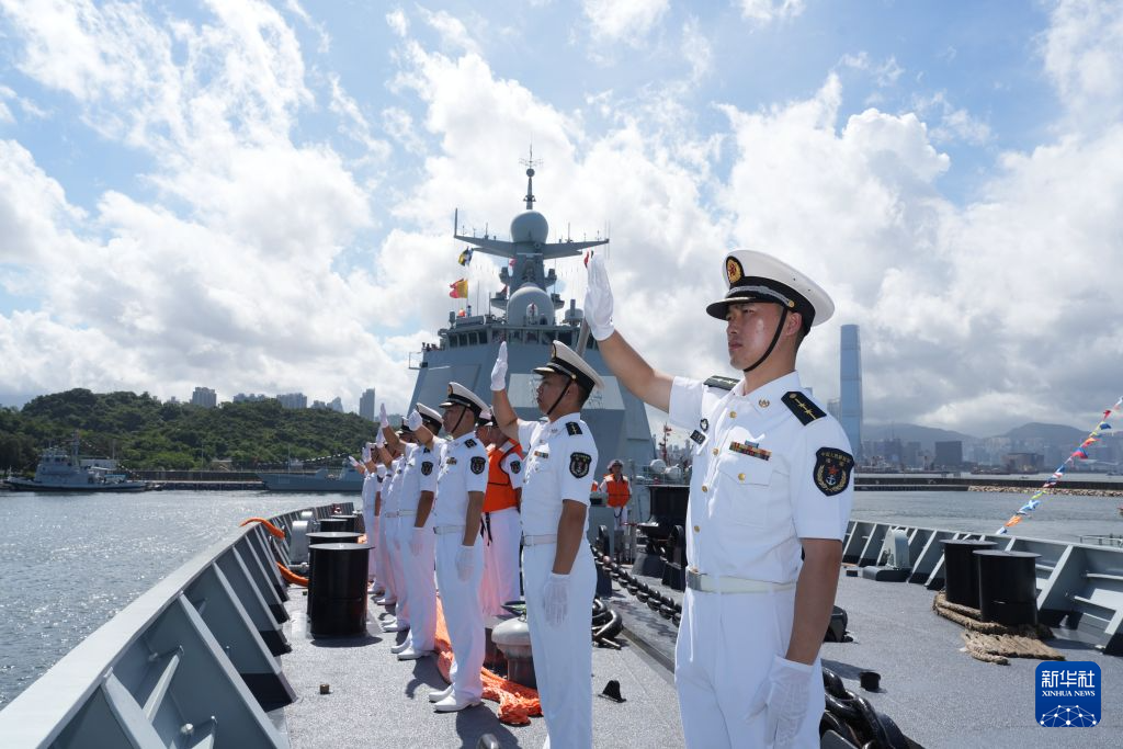 7月2日，中国海军舰艇编队抵达香港。这是南宁舰官兵分区列队。