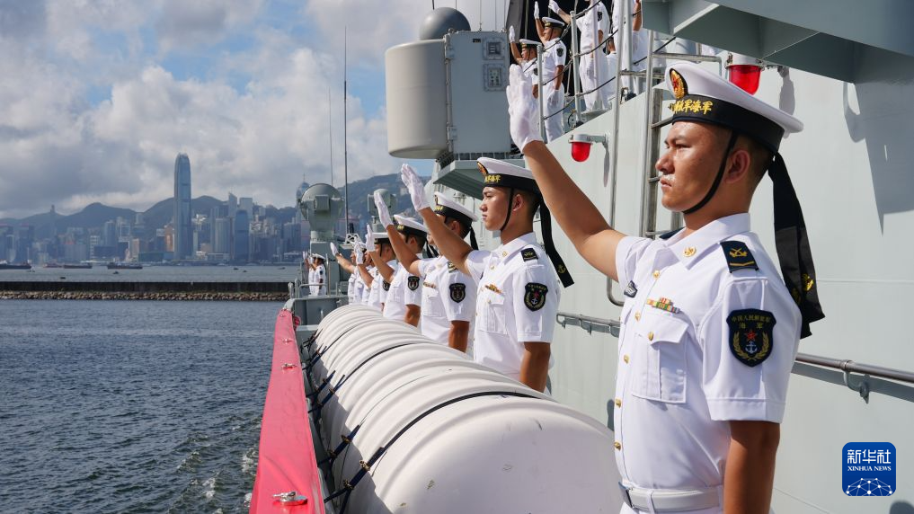 7月2日，中国海军舰艇编队抵达香港。这是衡阳舰官兵挥手致意。