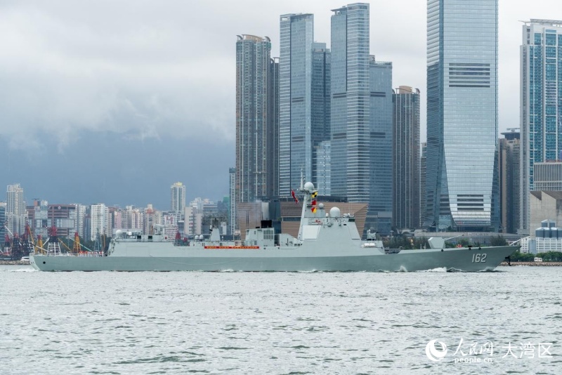 7月6日，中国海军导弹驱逐舰南宁舰结束开放交流活动离开香港。实习生 韩宇轩摄