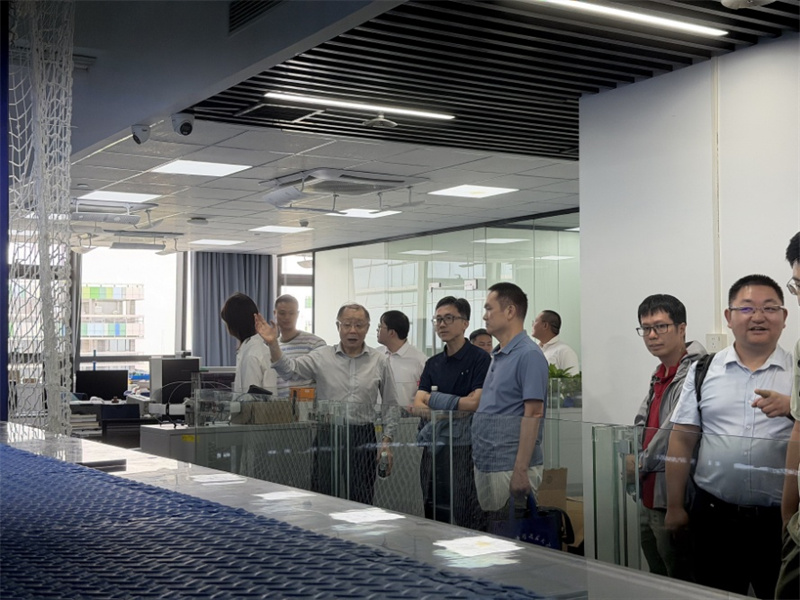 图为中科大一行在澳门空间技术与应用研究院横琴分部参观。澳门科技大学供图