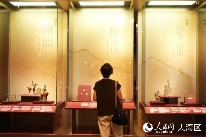 观众参观“长安万象—陕西隋唐文明展”。人民网实习生 张雨洁摄