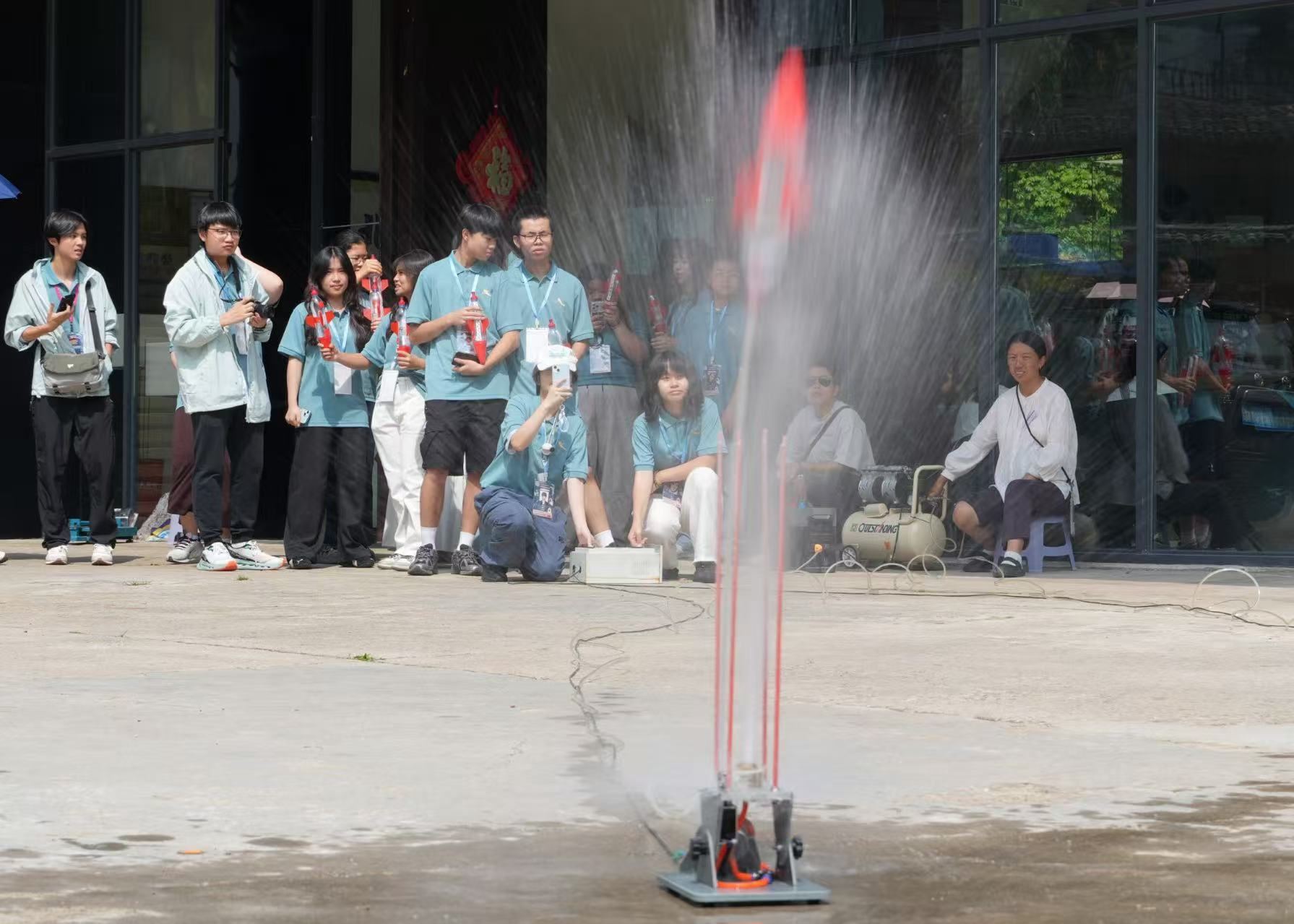 图为同学们在夏令营活动中制作模拟火箭。澳门基金会供图