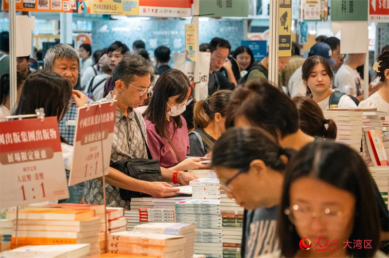 市民在第36届香港书展中选购图书。人民网 吴宇扬扬摄