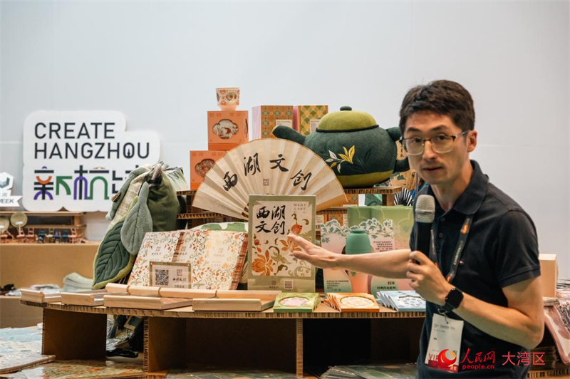 杭州展团负责人介绍西湖文创产品。人民网 吴宇扬扬摄