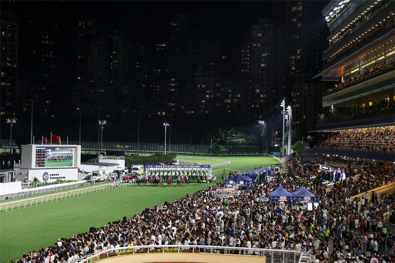 当日香港跑马地马场现场气氛热烈。香港赛马会供图