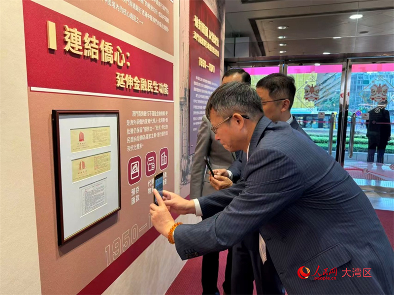 图为观众被侨批历史档案深深吸引。人民网记者 富子梅摄