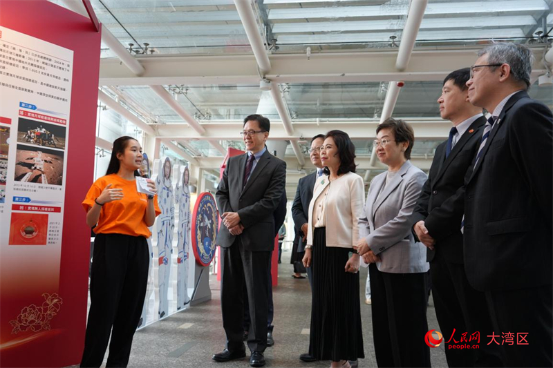 嘉宾参观“国家航天事业成就”专题展览。张雨洁摄