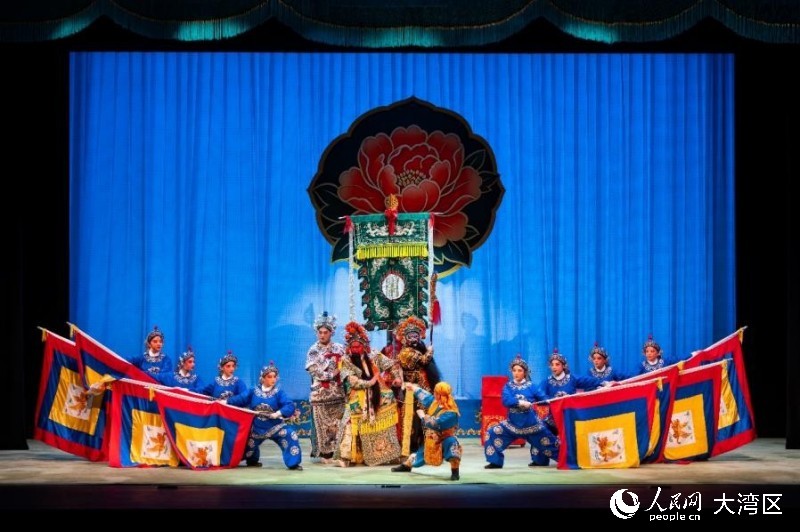 图1. 洛阳豫剧院演员在香港演出。人民网实习生 韩宇轩摄