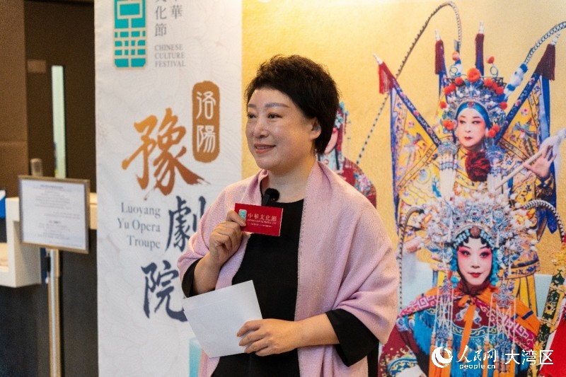 图3. 洛阳豫剧院院长关美利接受采访。人民网实习生 韩宇轩摄