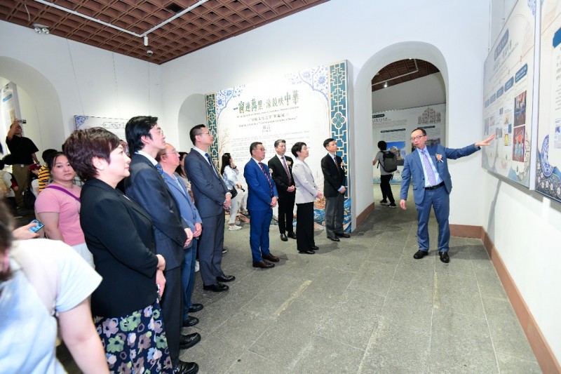 图为展览开幕式后,嘉宾观展。主办方供图