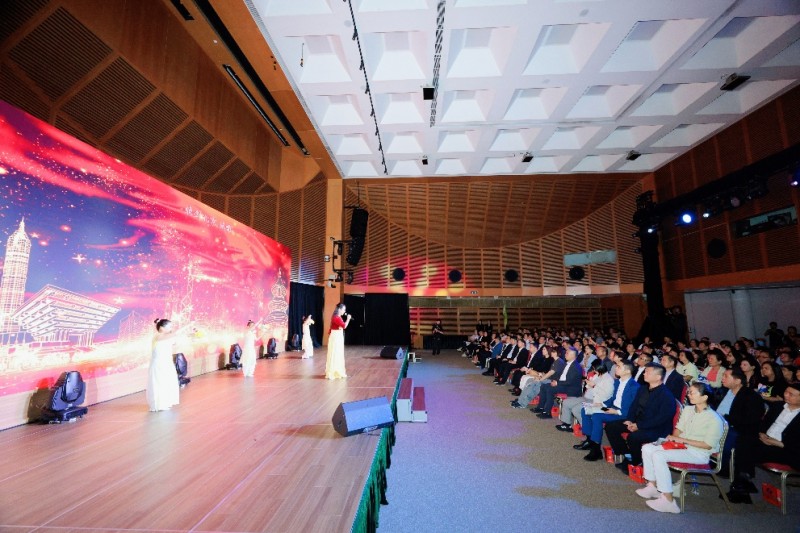 图为晚会精彩节目深深吸引观众。主办方供图