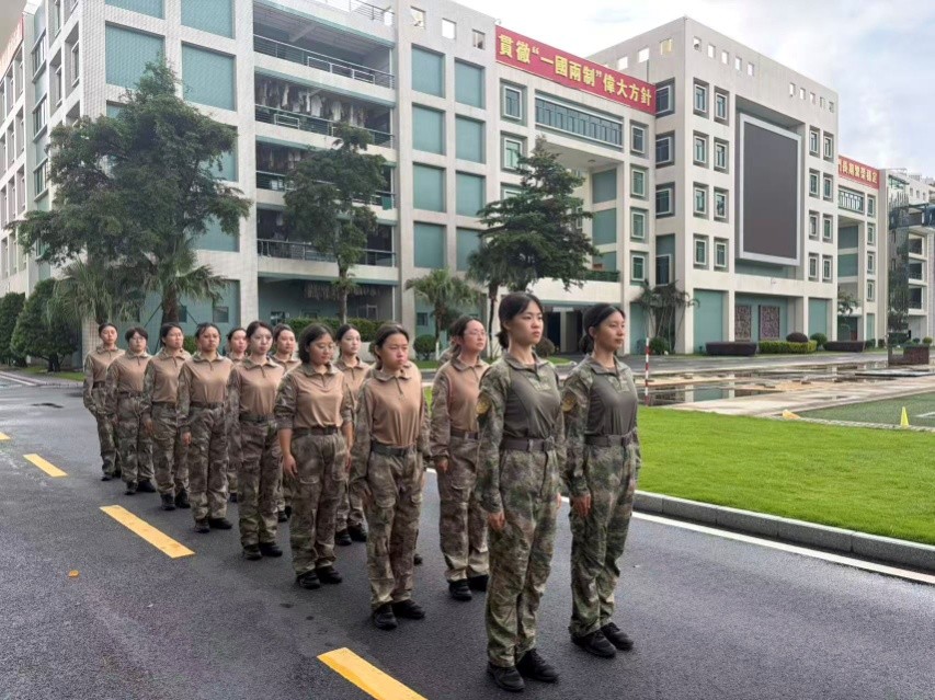 图为学员们在军事项目训练中。主办方供图
