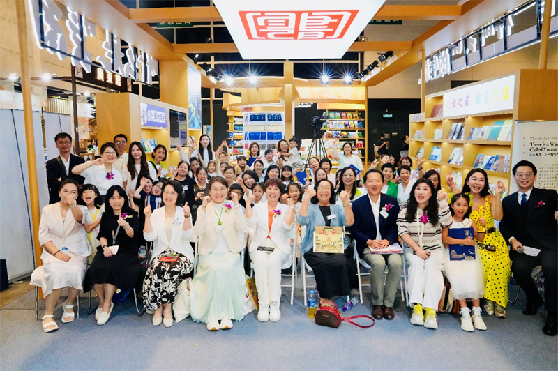 “妈妈导读师”2026中国亲子阅读大赛香港赛区决赛现场合影。主办方供图