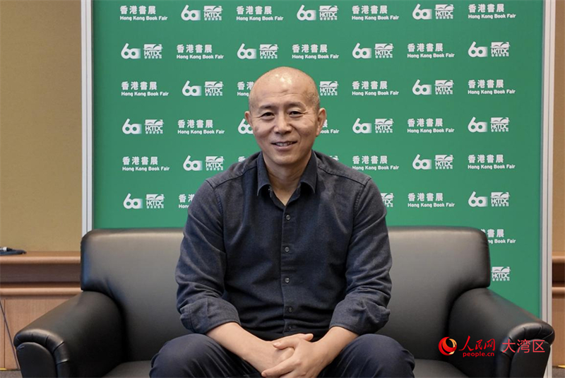 作家毕飞宇在香港书展接受人民网采访。张雨洁摄