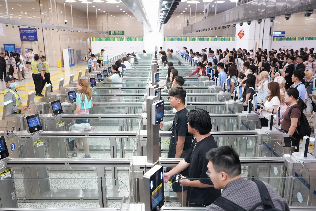 图为琴澳旅游团政策成效显现，人员跨境往来日益频繁。澳门特区治安警察局供图