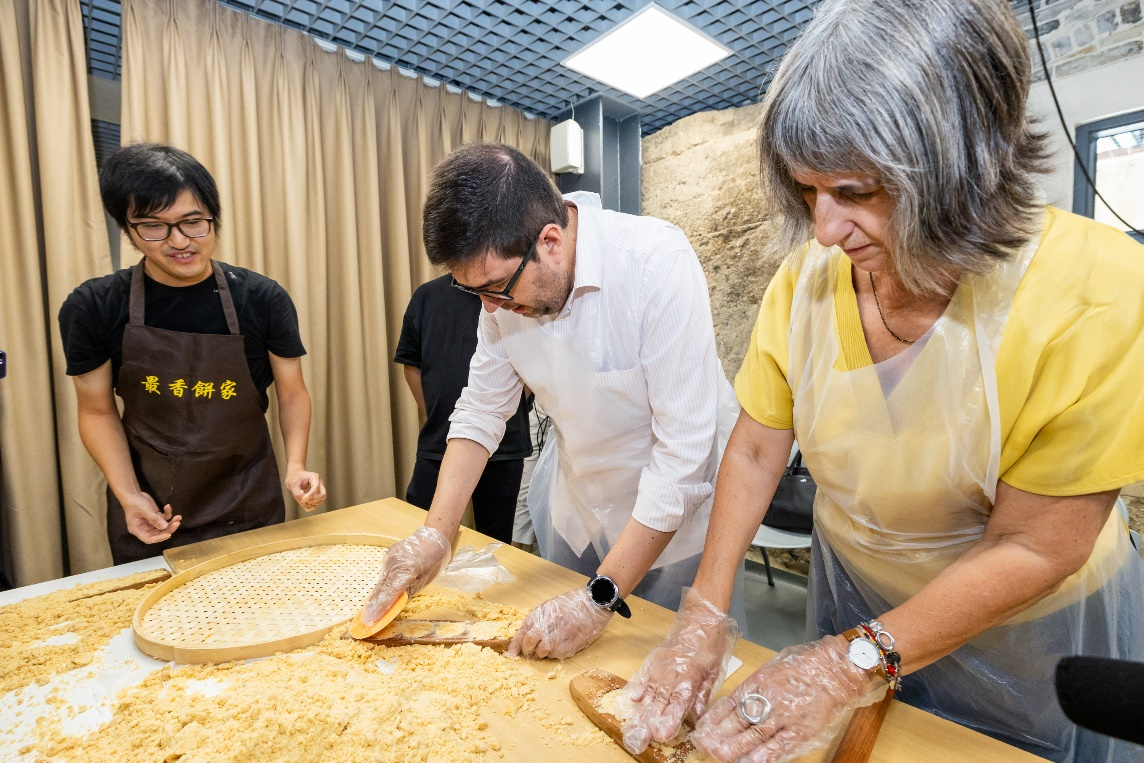图为代表团体验非物质文化遗产项目杏仁饼制作技艺。主办方供图